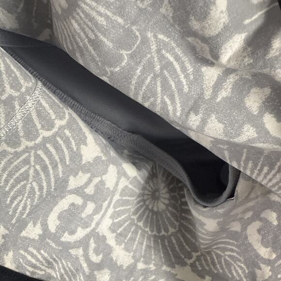 Lululemon Run Ultra Short II Beachy Floral White Fossil‎ Black Size 6 - Picture 4 of 7